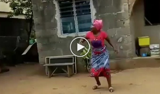Женщина в Африке испугалась летающего объекта