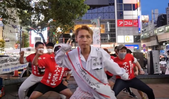 В Японии в городской совет выбрали специфичного политика (4 фото + 2 видео)