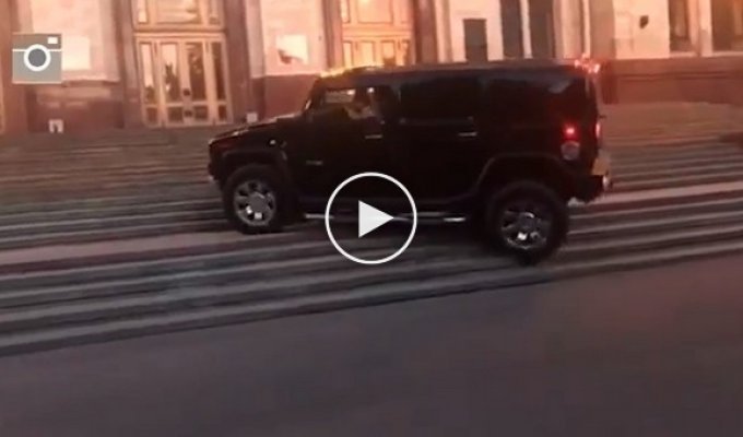 Hummer штурмует ступеньки главного здания МГУ 