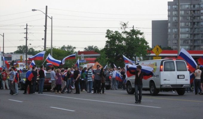  Русские болельщики на улицах Торонто (12 фото)