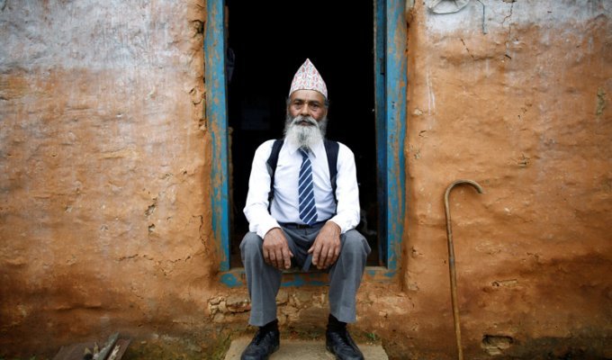 68-летний мужчина потерял жену и вернулся в школу, чтобы получить образование (23 фото)