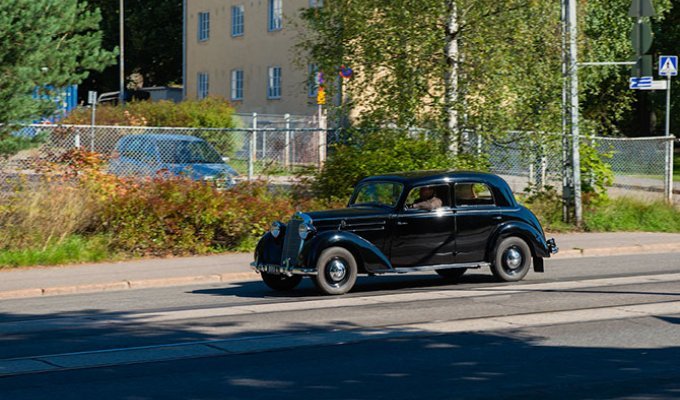 Старые автомобили на улицах финских городов (26 фото)