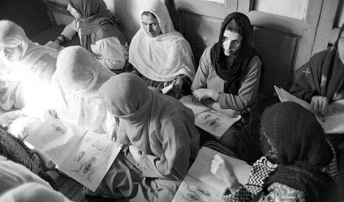 Афганские женщины-беженки (14 фото)