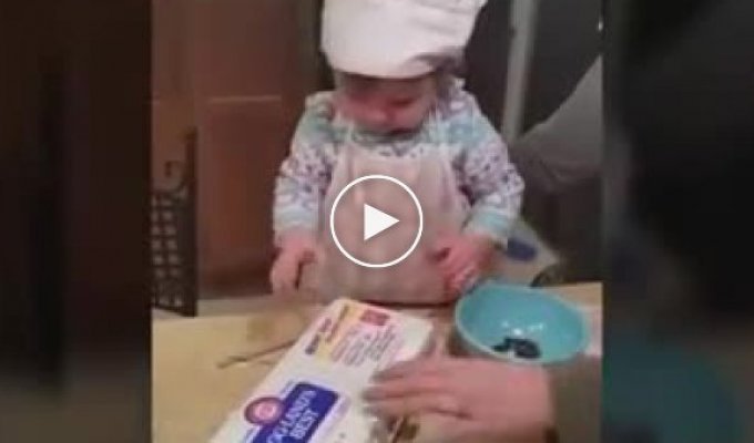 Они разрешили 16-месячной дочке участвовать в приготовлении печенья