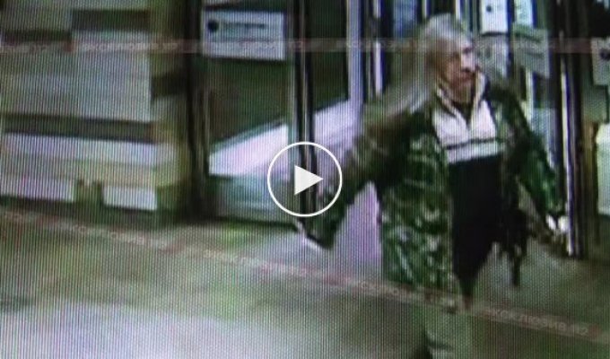 Неадекватный пассажир в метро ударил охранника ножом в шею на просьбу показать рюкзак