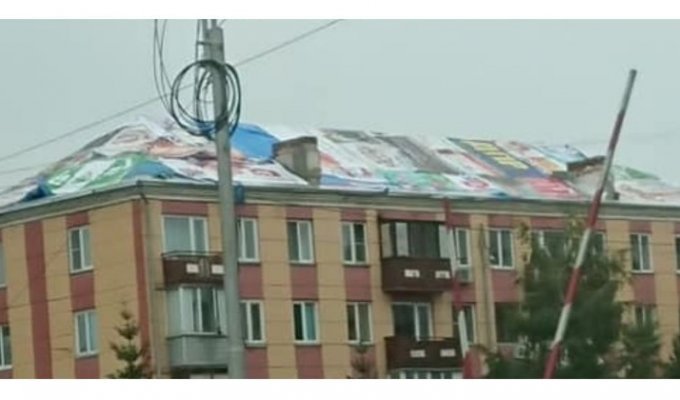 Починили: красноярские строители закрыли протекающую кровлю предвыборными баннерами (2 фото + 1 видео)