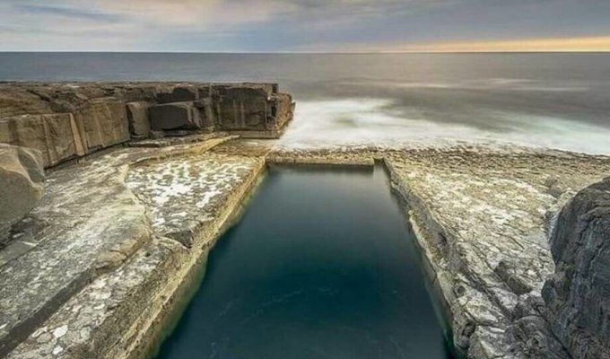 Природный бассейн Ирландии идеальной формы, который словно создан для плавания (5 фото + 1 видео)