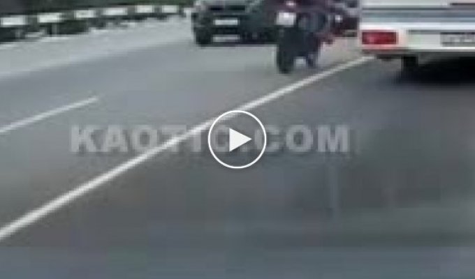 Мотоциклист с пассажиром попал в аварию при глупом обгоне