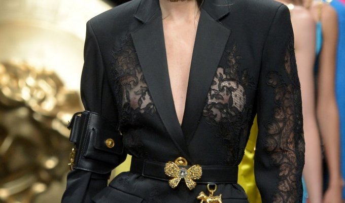 Кендалл Дженнер в откровенном костюме от Versace (7 фото)