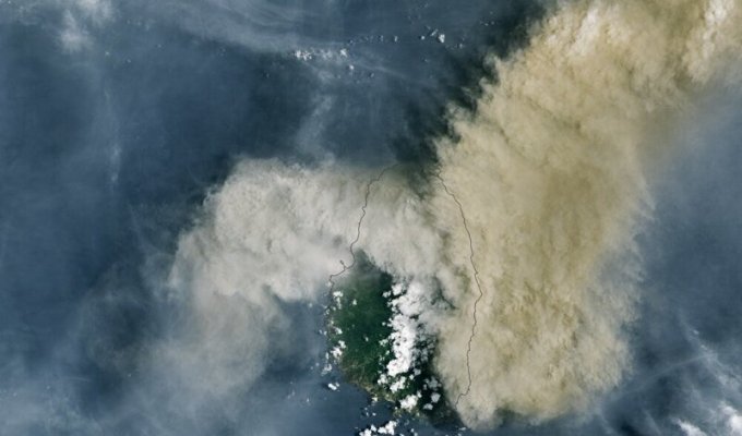 Извержение карибского вулкана Суфриер. Фото NASA (3 фото)