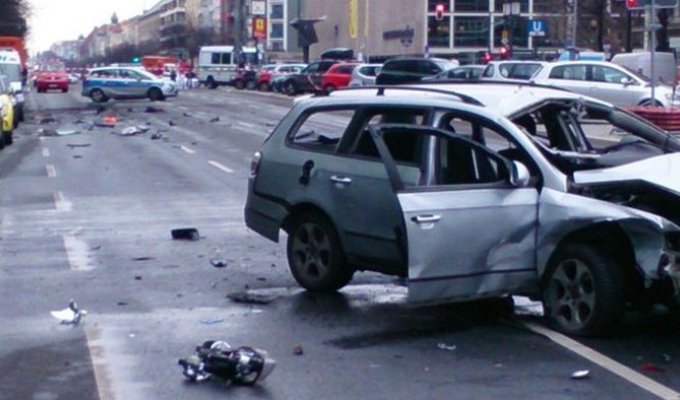 В Берлине взорвался автомобиль (6 фото)