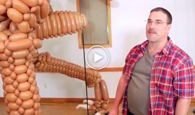 Мужчина соорудил скелет тираннозавра из 1400 воздушных шаров