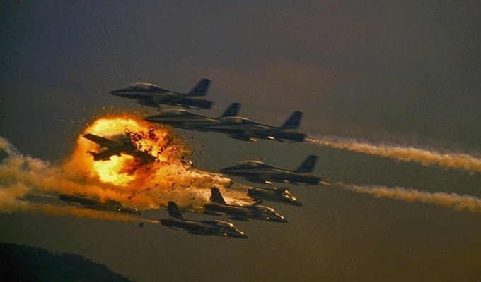 Авиакатастрофа в ходе авиашоу на американской авиабазе Ramstein Air Base 28 августа 1988 года (6 фото + 2 видео)