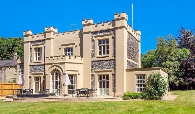 В Великобритании продается дом-замок (17 фото)