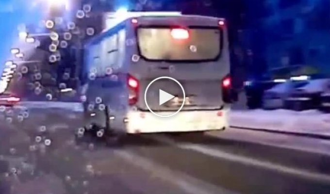 В Уфе у пассажирского автобуса отлетели сразу два колеса прямо на дороге