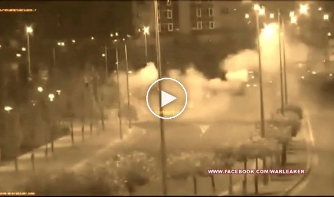 Турецкий боевой вертолет обстреливает полицейские машины