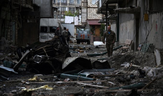 Во что превратился Степанакерт после ударов азербайджанских РСЗО (9 фото + 1 видео)