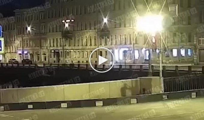 В Санкт-Петербурге автомобиль снес ограждение и вылетел в Фонтанку