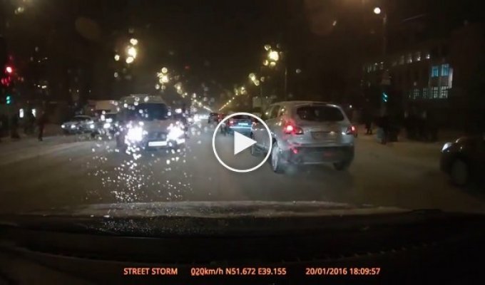 Неадекватные пешеходы в Воронеже или водитель легко отделался