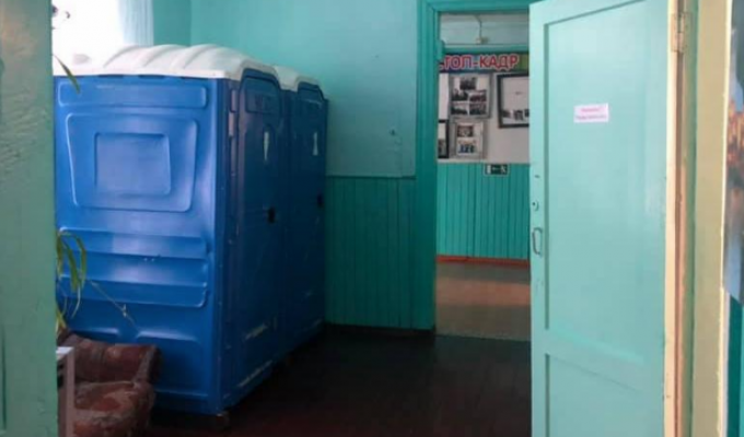 Красноярские чиновники установили в школе "теплые туалеты" и запретили ими пользоваться (2 фото)