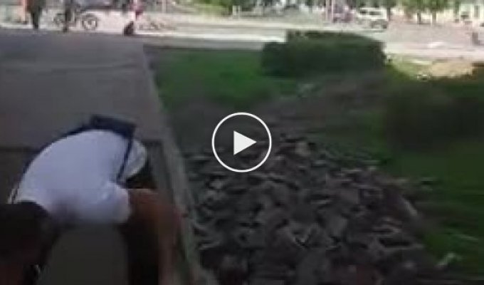 Терпение лопнуло. Мужчина из Кузбасса начал срывать плитку с тротуара из-за невыплаченной зарплаты
