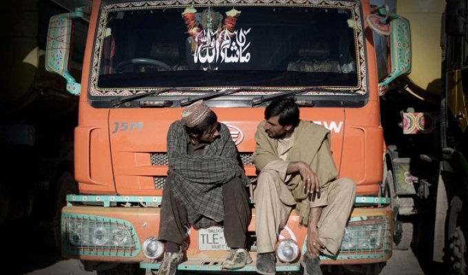 Будни водителей автоцистерн во время войны в Афганистане (12 фото)