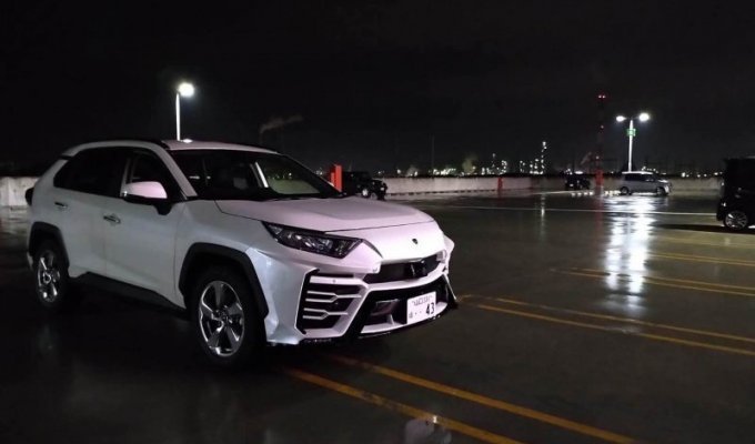Сделайте свою Toyota RAV4 похожей на Lambo Urus при помощи нового обвеса (12 фото + 1 видео)