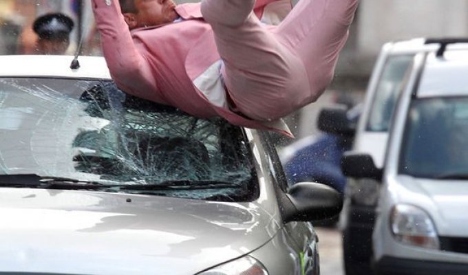 Робби Уильямс кидается под машины в съемках нового клипа (9 фото)