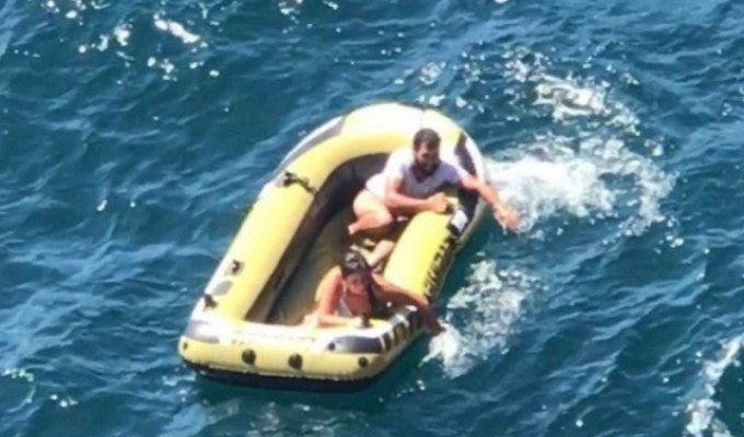Супружескую пару, дрейфующую на надувной лодке в море, спас Христос (5 фото)