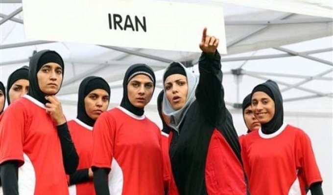 Иранские девушки одни и с другими девушками