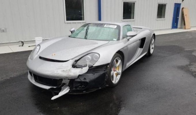 На продажу выставили разбитый Porsche Carrera GT: повреждения суперкара не кажутся слишком серьезными (7 фото)