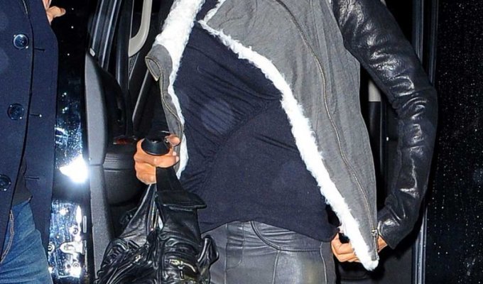 Холли Берри в кожаных штанишках (9 фото)
