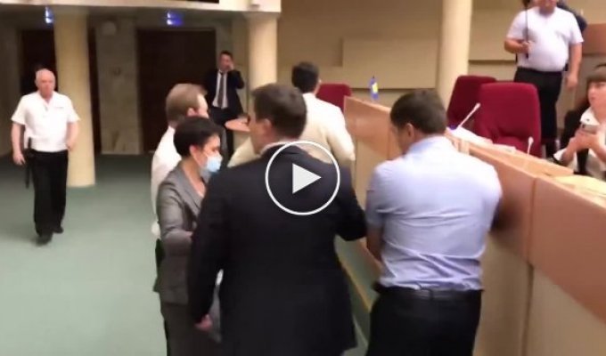 Потасовка депутатов саратовской облдумы попала на видео