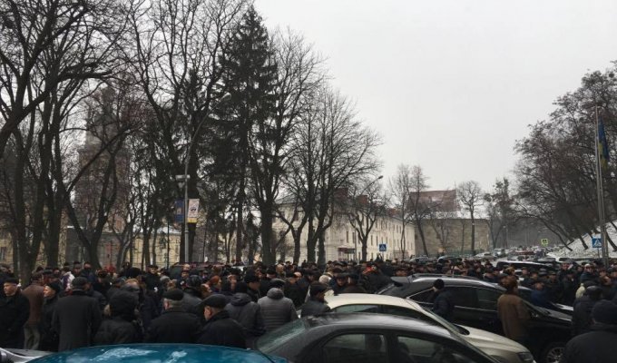 Во Львове пикетируют: экс-сотрудники милиции перекрыли дорогу
