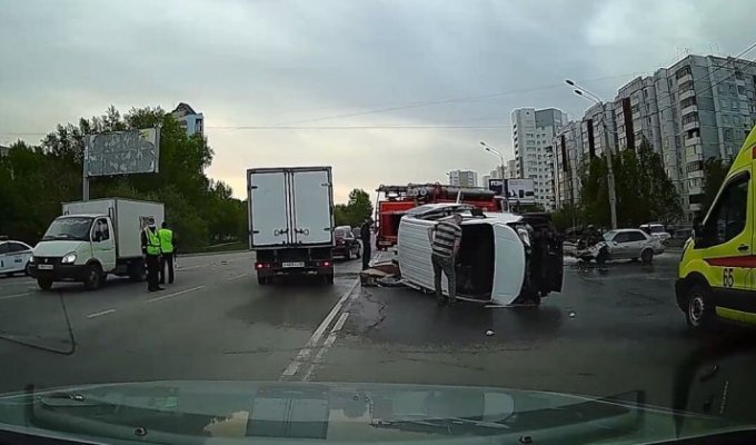 Пьяный "лётчик" устроил серьезную аварию в Барнауле (5 фото + 4 видео)