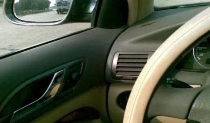 Что вы видите в отражении зеркала авто?:) (5 фото)