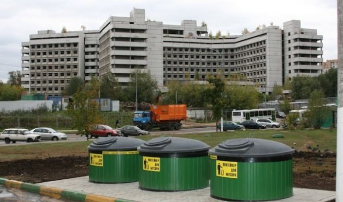 Когда новые дворовые мусорники не принесли желаемого эффекта (3 фото)