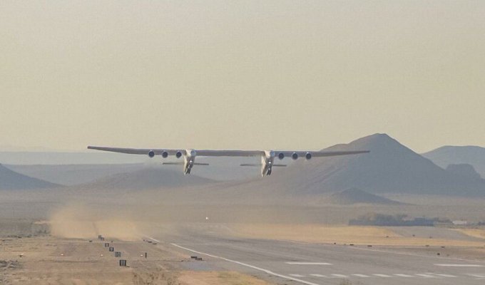 Самый большой самолёт в мире только что впервые поднялся в воздух! (3 фото + 1 видео)