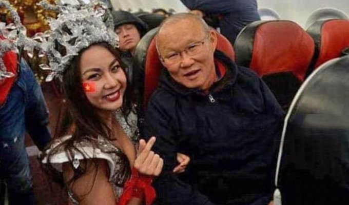 Вьетнамского авиаперевозчика раскритиковали за "развратное" поздравление футболистов (4 фото)
