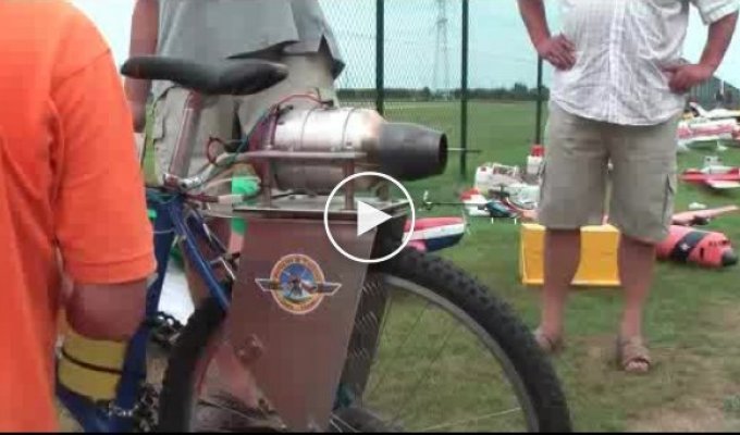 Велосипед и маленький моторчик от мини-самолета