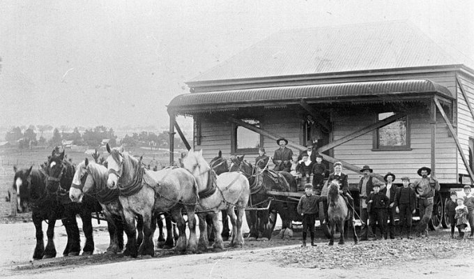 Как в 19-ом веке передвигали здания с помощью лошадей (6 фото)