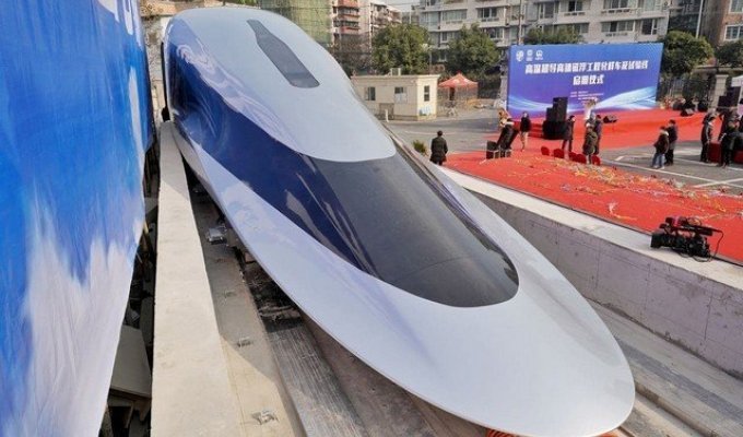 В Китае начались испытания супербыстрого поезда на магнитной подушке - он может достичь 620 км/ч (3 фото + видео)