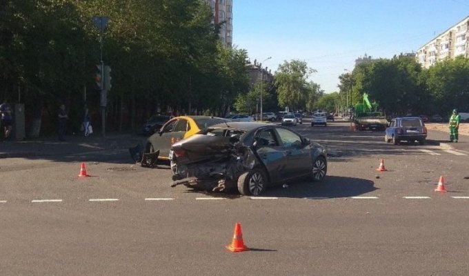 Жесткая авария с участием каршерингового автомобиля в Москве (5 фото + 1 видео)