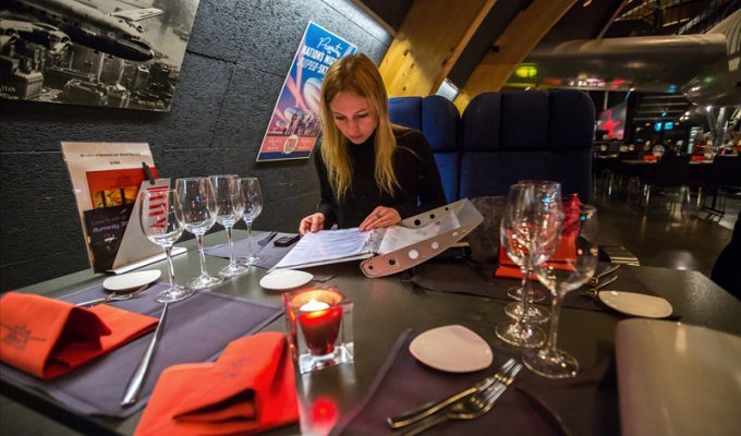 Ресторан с самолетом Ил-14 в Швейцарии (32 фото)