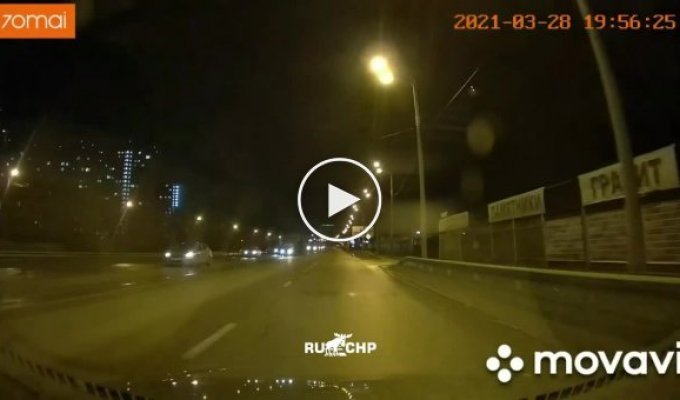 В Краснодаре таксист завалил на бок самосвал