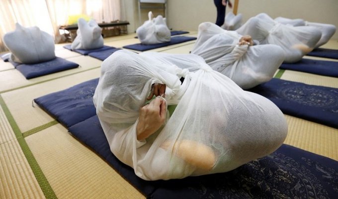 Роллы с людьми: японская терапия отонамаки (10 фото)