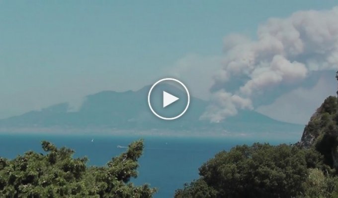 Как выглядит действующий вулкан Везувий в Италии сейчас