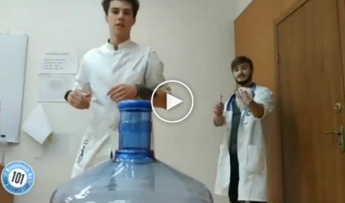 Научная ответка на Bottle Cap Challenge из Лаборатории Менделевиум