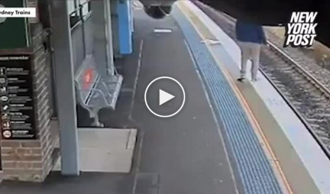 Очевидец спас мужчину, упавшего на рельсы перед прибытием поезда
