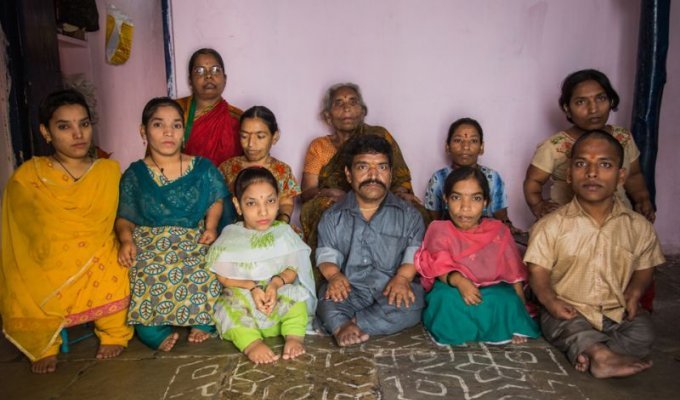Индийская семья с девятью карликами (8 фото)